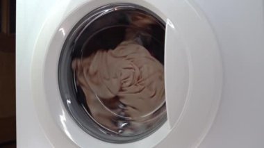 Kirli şeyler çamaşır makinesinde döner, yan gözle. Çamaşır makinesinde çamaşır yıkamak. Çamaşır makinesinin varilinin dönüşü