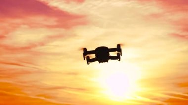 Quadcopter Flying on Beautiful Sunset of background 'da. Quadcopter havada süzülüyor