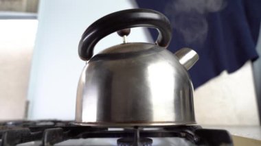 Çaydanlık ocakta kaynıyor. Buhar kaynayan bir çaydanlıktan gelir.