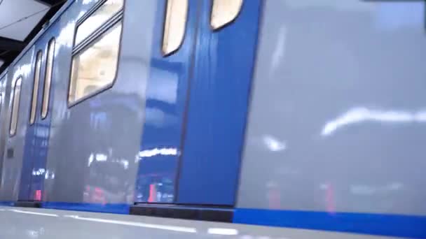 Μετρό τρένο φθάνουν σε άδειο σύγχρονο σταθμό του μετρό. Κόμβος στην πλατφόρμα του μετρό — Αρχείο Βίντεο