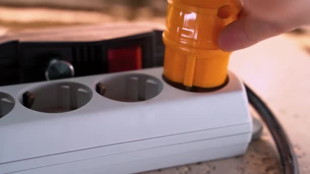 콘센트 에 전기 플러그 를 꽂는다. 전원 스위치. 레드 텀블러 — 비디오