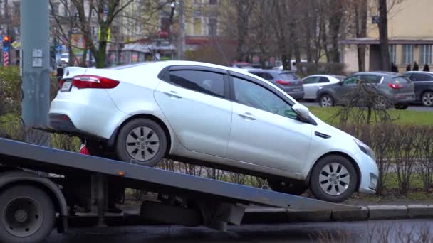 Sint-Petersburg 22 oktober 2019. 4K. Evacuatie van de auto. Verkeerde parkeerplaats. Uitsplitsing naar auto — Stockvideo