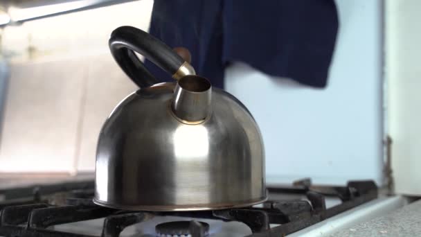 Βραστό νερό σε τσαγιέρα σε φούρνο γκαζιού. Χαλύβδινος βραστήρας που βράζει σε φούρνο γκαζιού, σπιτικό φαγητό — Αρχείο Βίντεο