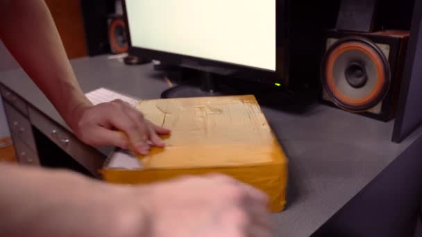 Desembalar caixa de cartão pacote. homem mãos desembalagem unboxing novo papelão ondulado — Vídeo de Stock