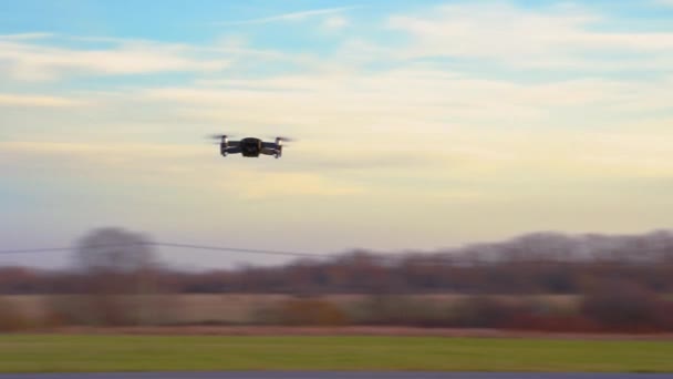Dron letí kolem 360 stupňů v rámu. Quadcopter se vznáší ve vzduchu — Stock video
