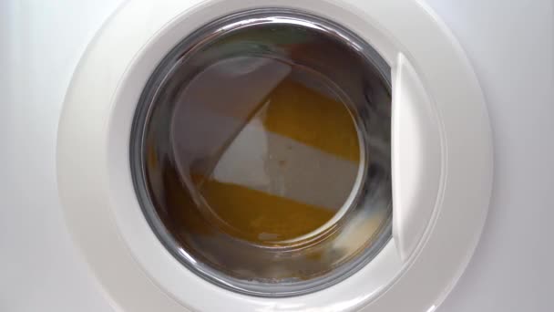 Trocknen und Spinnen in der Waschmaschine. Die schmutzige Wäsche wird in der Waschmaschine gewaschen — Stockvideo