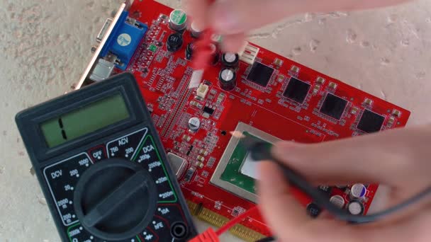 Elektronica en het meten van het signaal in circuit videokaart met proever. Reparatie-elektronica. — Stockvideo