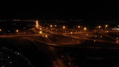 Karayolu yonca kavşağı. Yoğun trafik ile gece yolu kavşağı. Yoğun trafik, hava durumu