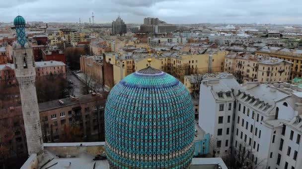 드론 이 도시 안에 있는 신전의 거대 한 파란색 돔을 바라본다 — 비디오