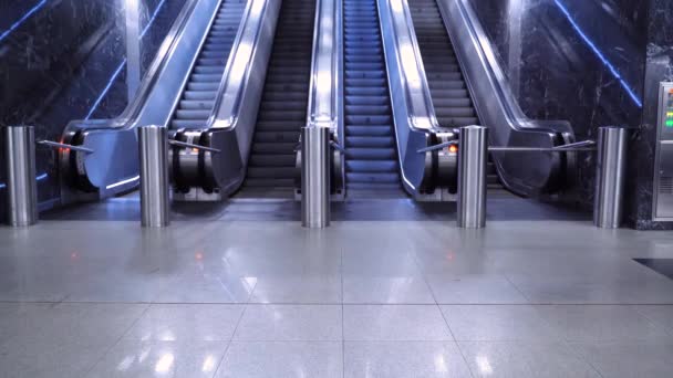 Grande escada rolante moderna no metrô. Uma escada rolante deserta sem pessoas em quatro faixas que se movem para cima e para baixo. Linhas, luz. Metro vazio, sem pessoas — Vídeo de Stock