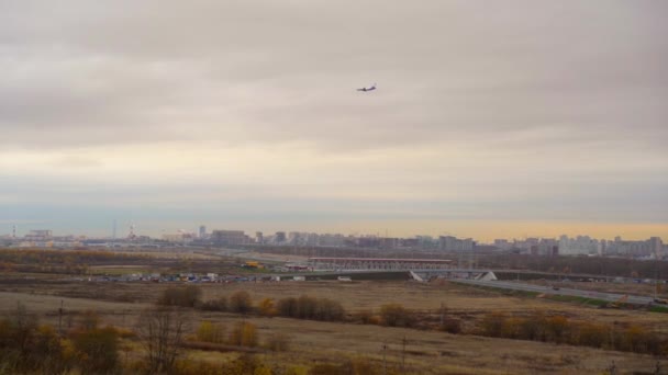 飞机着陆时飞越蓝天.飞机在蓝天中飞行，云彩笼罩，准备降落在机场 — 图库视频影像