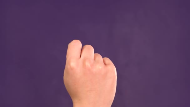 Countdown. Nahaufnahme weibliche Hand, die von 0 bis 5 auf violettem Hintergrund zählt. Mädchen zeigt Faust, dann einen, zwei, drei, vier, fünf Finger. Gepflegte Nägel mit schönem roten Lack lackiert. — Stockvideo