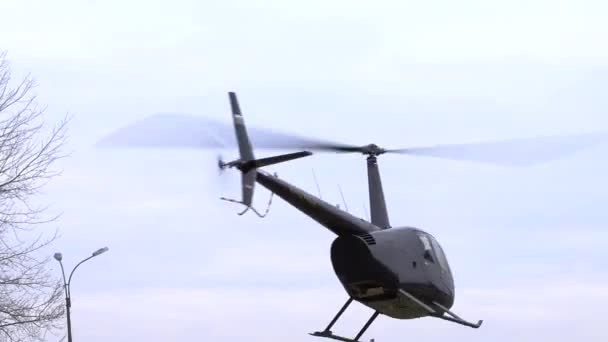 Helikoptern lyfter. Helikoptertur med start — Stockvideo