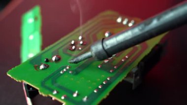 Bir parça elektrik panosu bağlantısı. Lehim demiri dumanı