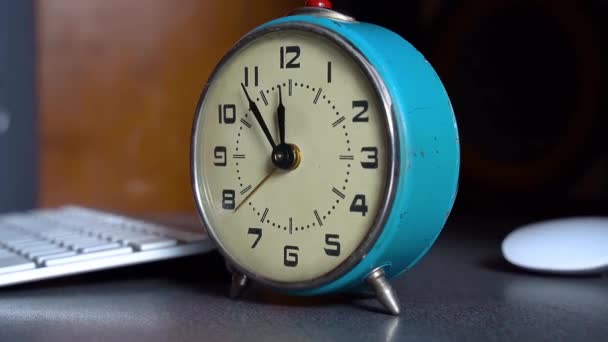 돌리가 오래 된 파란 테이블 시계를 쐈어. 블루 알람 시계 — 비디오