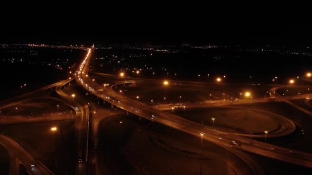 Вид з повітря на нічне шосе. Розв'язка на шосе в темряві — стокове відео