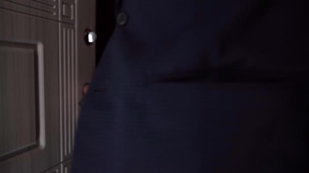 Man in a blue suit walks home through the door. Office worker coming and exit through the door — Stock Video