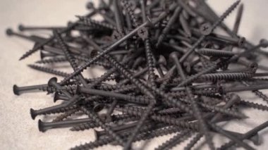 Çok Tahta Vidaların Döndürme Hareketi. Bir yığın siyah kendini beceren vida.