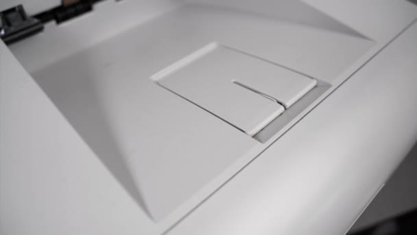 Top Secret Documents. Top geheime zin gedrukt op een papier op bureaublad laserprinter. Afdrukken van een beveiligingstekst op een printer fax — Stockvideo