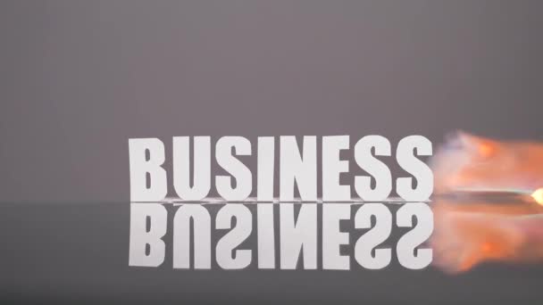 Concepto de bancarrota empresarial. Las empresas quiebran, la gente queda sin trabajo. Crisis económica global. Palabra de papel El negocio arde en un incendio. Signo de pérdida o final — Vídeos de Stock