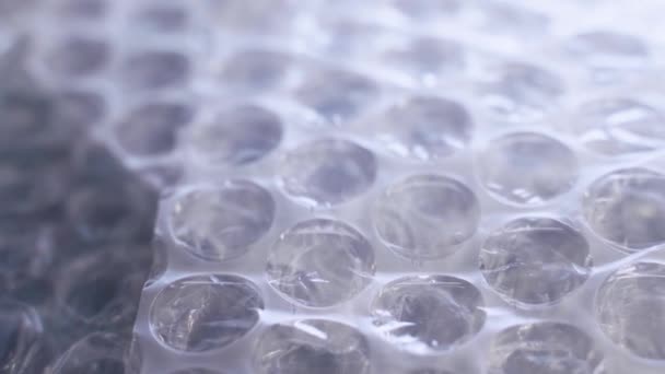 Envoltório de bolhas de foco suave. Película de embrulho com bolhas — Vídeo de Stock