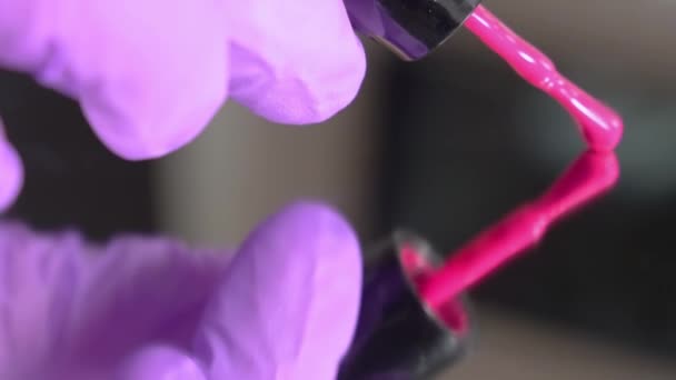 Hand mit Nagellackpinsel zeichnet rosa Streifen auf Spiegel. Pinsel mit lila Glitzernagellack — Stockvideo