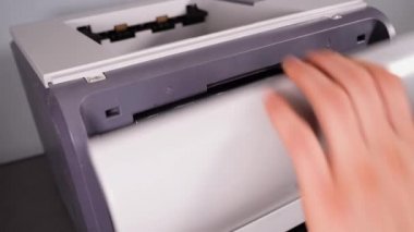 Ofis yazıcı kasetini değiştiriyorum. İnsan eli lazer parmak izi makinesinden toner kartuşunu alır