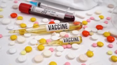 Ampul aşısı uygulamaya hazır. Aşı, haplar, ampuller, kan analizli test tüpü. Covid-19 ilaçları. Aşı ampulleri