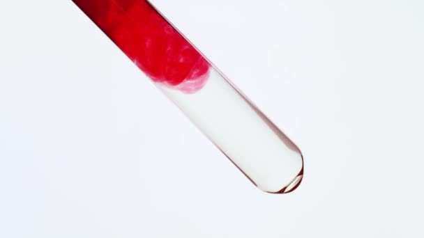 De injectieflacon is gevuld en verspreidt rode inkt. Bloed voelt de ampul. Mooi concept van bloedonderzoek — Stockvideo