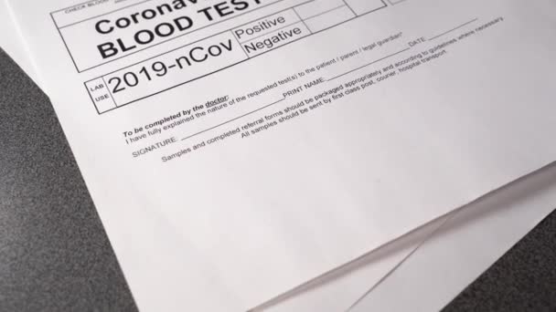 Teste de Coronavírus negativo. Mão de médico com luvas cirúrgicas azuis marcando o resultado do exame de sangue como negativo para o COVID-19 na página de teste branco. Sem pânico, infecção, Covid-19 . — Vídeo de Stock