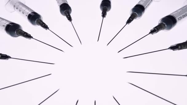 A lot of syringes rotate around on a white background. Concept Of Medicine — Stock Video
