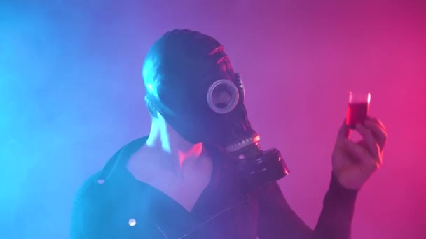 Man in Gas Mask among poison white smoke. Invention of the vaccine. Blue and red background. Concept of COVIND-19 or 2019-ncov coronavirus. The pandemic and vaccination — Stock Video