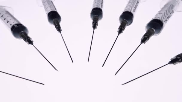 Immunization and treatment from coronavirus. Vaccine and injection. Syringes with needles rotate around the camera. Concept Of Medicine — Stock Video