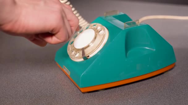 Vintage Retro Περιστροφικό τηλέφωνο. Ανδρικά Χέρι κλήσεις στο παλιό δίσκο Ενσύρματο τηλέφωνο. Χέρι κλήσης αριθμό σε παλιό τηλέφωνο με δίσκο. Χαμηλή γωνία closeup άποψη του αρσενικού χεριού περιστροφή δίσκου με αριθμούς — Αρχείο Βίντεο