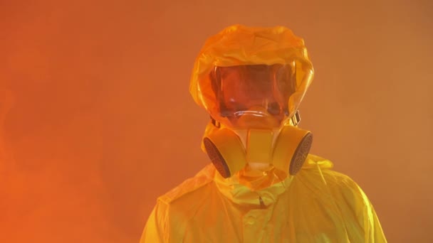 Biolog w kombinezonach kotłów pokrytych dymem i patrzący w kamerę — Wideo stockowe