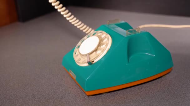 Vintage Retro Rotary telefoon. Hand draait de wijzerplaat met nummers op oude schijf telefoon. Inzoomen shot van de hand kiezen nummer op oude telefoon met schijf — Stockvideo