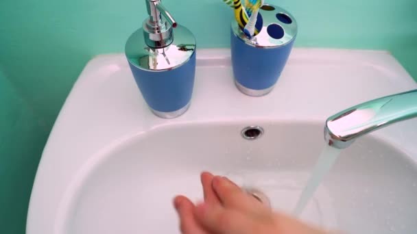 Man washing hands in the bathroom. Coronavirus pandemic prevention wash hands with soap warm water rubbing fingers — Stock Video