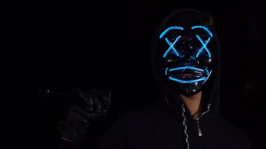 Elinde sopayla siyah neon maskeli adamı zum yap. Sopalı haydut.