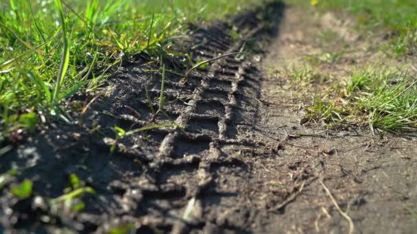 Tracce di auto su strada. Stampa pneumatici su strada sterrata. Impronta dalle ruote — Video Stock