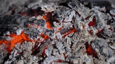 Barbekü ızgarasında yanan kömür. Kömür bitiyor ve küle dönüyor.