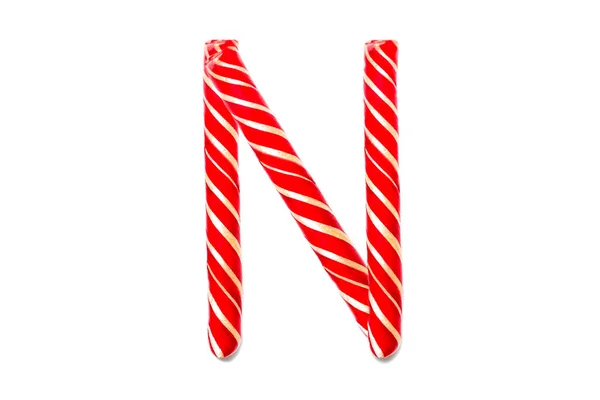 Vánoční cukrová třtina ve formě písmene N. Písmeno N vyrobeno z červené cukrové třtiny Izolované na bílém pozadí — Stock fotografie