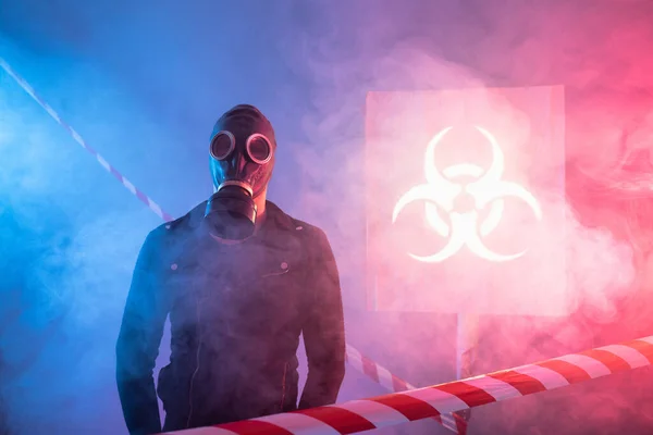 Humano en máscara de gas peligro biológico. Hombre en bruma con peligro bacteriológico — Foto de Stock