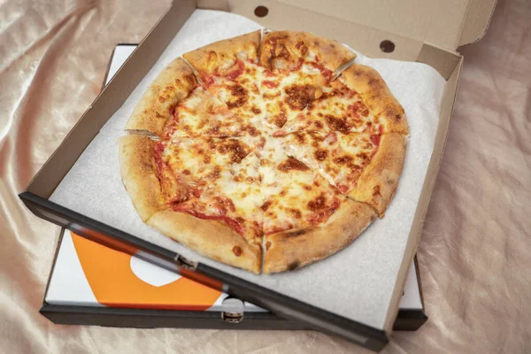 Pizza dans une boîte ouverte. Livraison à domicile — Photo