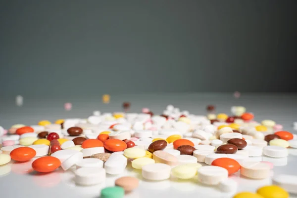 Massor av piller, kapslar och droger på bordet på apotekskontoret Stockbild