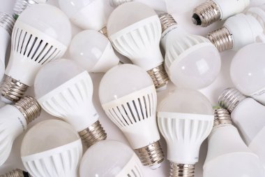 Üst görünüm LED ve enerji tasarruflu toplar beyaz arkaplanda izole lambalar