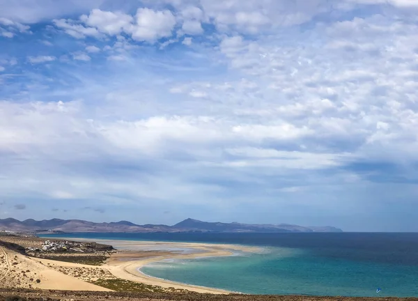 Bulutlu gökyüzü deniz manzarası