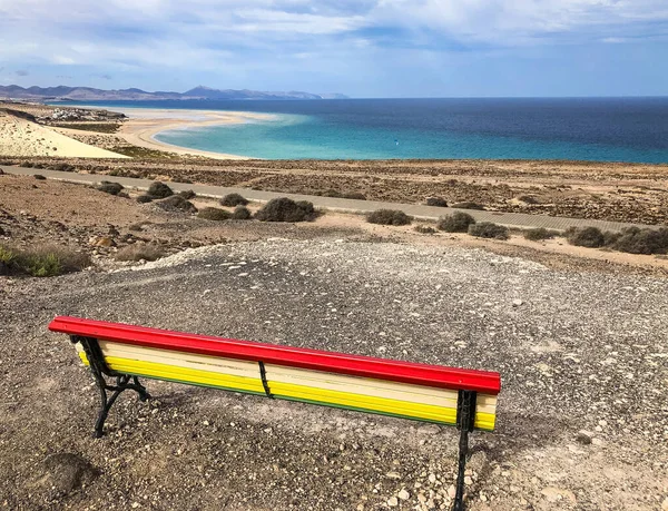 Sahilde renkli bir bank.