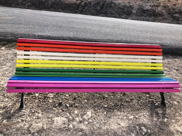 Sahilde renkli bir bank.