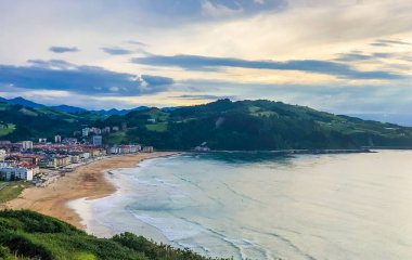 Dağlı ve şehirli sahil manzarası