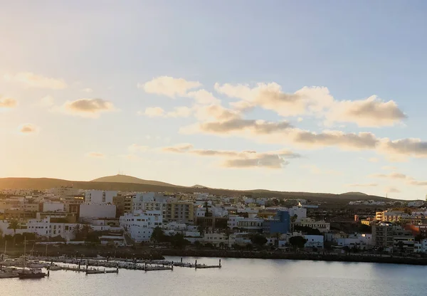 Şehir manzarası okyanus, gökyüzü, bulutlar ve şehir